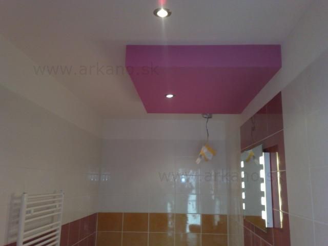 sadrokartónový strop v kúpelke - zníženie stropu v kúpeľni, montáž sadrokartónovej rampy, maliarske práce, inštalácia bodoviek