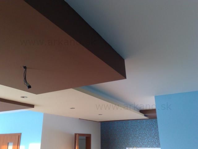 svetelná rampa - členitý strop z obyvačky až nad kuchynskú linku, svetelná rampa, maliarske práce, zapojenie bodoviek
