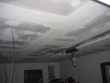 zníženie stropu montážou sadrokartónu v rodinnom podkrovnom dome, montáž svetelnej rampy